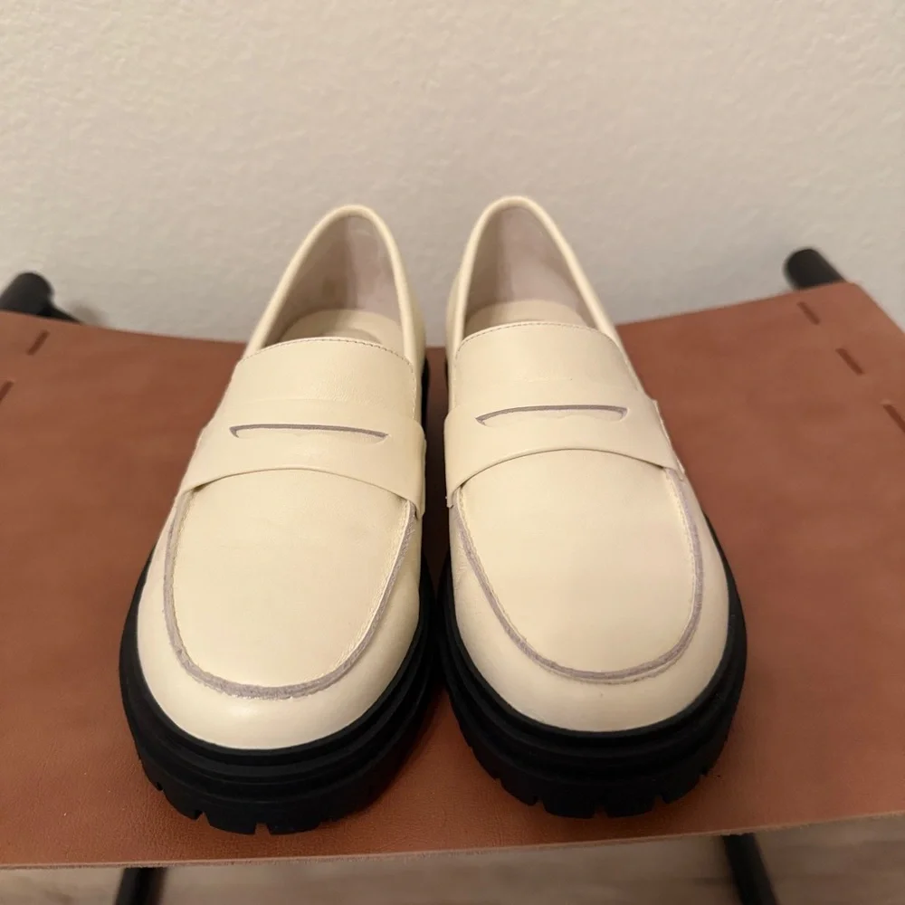 Quince| EUC Women’s Size 7 Cream Loafers with Black Soles - Picture 7 of 14